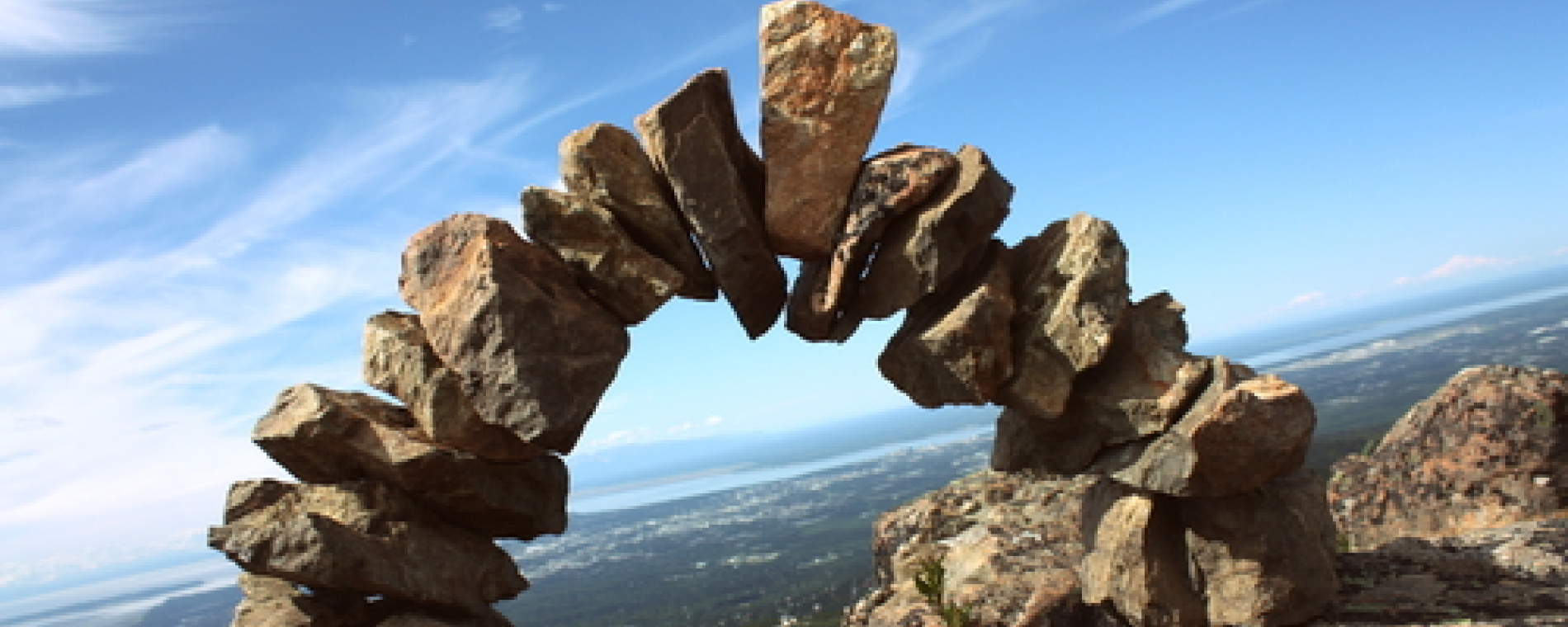 Kámen vyvolený, úhelný, vzácný.